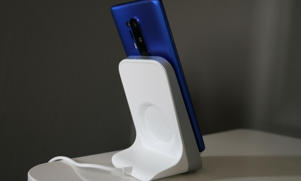 WARP CHARGE WIRELESS: Den trådløse laderen til OnePlus 8 Pro har integrert vifte. Foto: Martin Kynningsrud Størbu WARP CHARGE WIRELESS: Den trådløse laderen til OnePlus 8 Pro har integrert vifte. Foto: Martin Kynningsrud Størbu