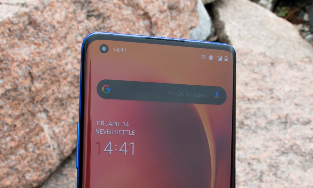 OnePlus 8 Pro har frontkamera i skjermen. Foto: Martin Kynningsrud Størbu OnePlus 8 Pro har frontkamera i skjermen. Foto: Martin Kynningsrud Størbu