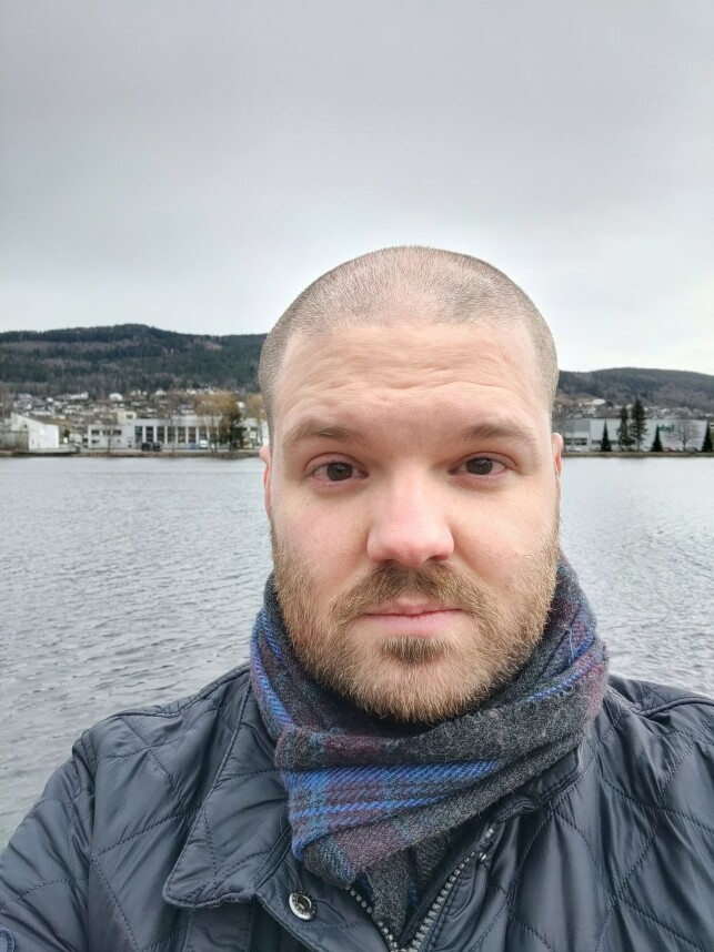 Det obligatoriske selvportrettet. Bildekvaliteten er god, men vi savner litt mer dybdeuskarphet. Foto: Martin Kynningsrud Størbu Det obligatoriske selvportrettet. Bildekvaliteten er god, men vi savner litt mer dybdeuskarphet. Foto: Martin Kynningsrud Størbu