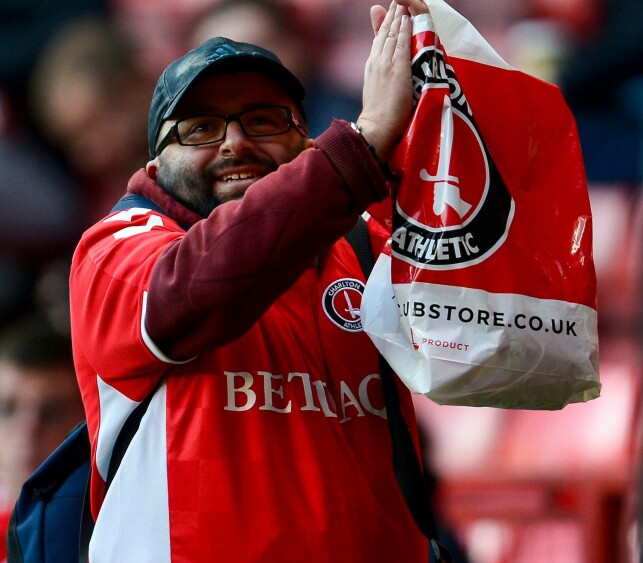 TROFAST: Seb Lewis var en av Charlton Ahtletics mest lojale fans gjennom alle tider. Han hadde sett alle klubbens kamper både hjemme og borte - live - de siste 22 åra. Foto: NTB-Scanpix TROFAST: Seb Lewis var en av Charlton Ahtletics mest lojale fans gjennom alle tider. Han hadde sett alle klubbens kamper både hjemme og borte - live - de siste 22 åra. Foto: NTB-Scanpix