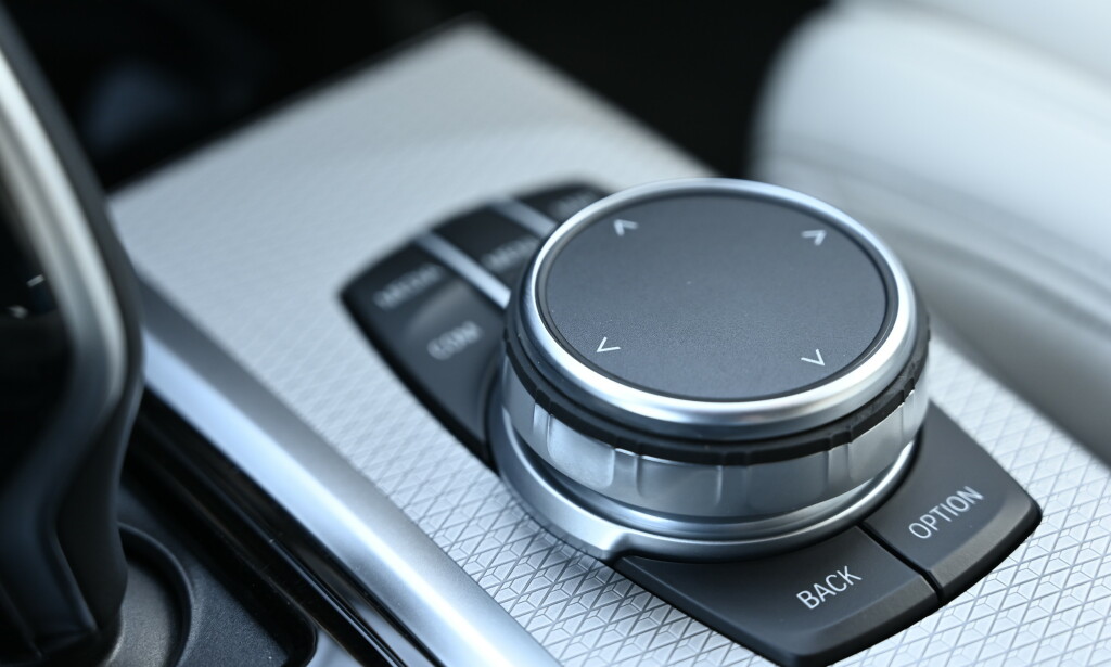 iDrive: BMW og Mazda og Mini er snart de eneste som lar deg betjene infotainment uten å trykke på skjerm. Vi liker systemet godt. Foto: Rune M. Nesheim iDrive: BMW og Mazda og Mini er snart de eneste som lar deg betjene infotainment uten å trykke på skjerm. Vi liker systemet godt. Foto: Rune M. Nesheim