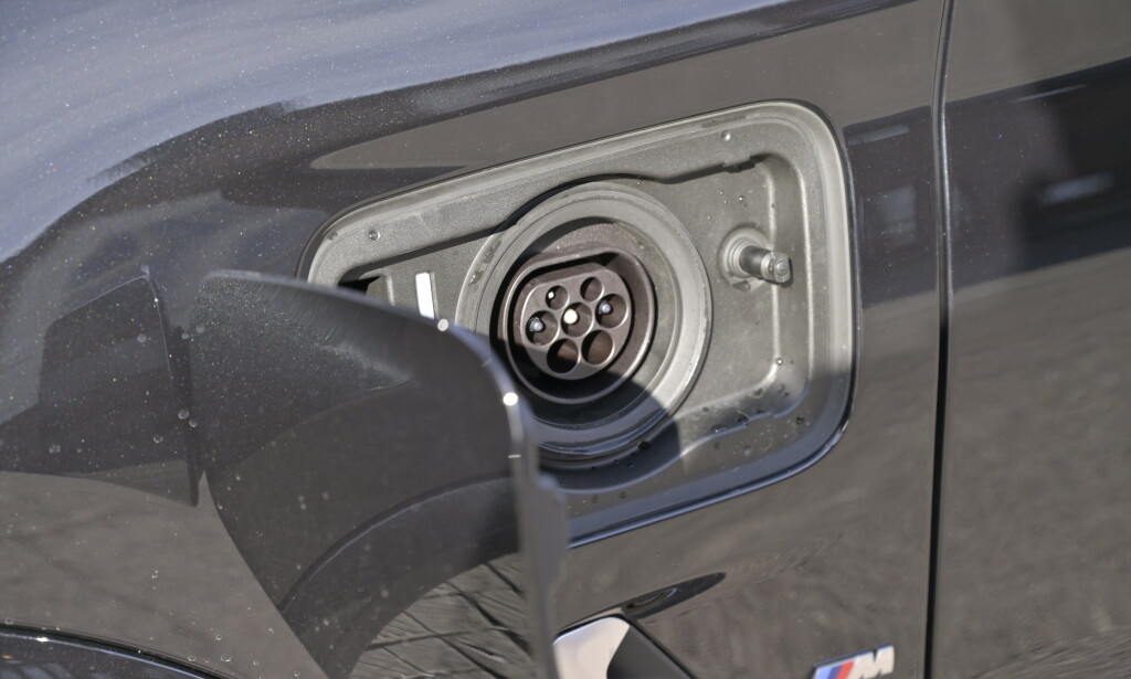 KJEKK: BMW bruker pakning på tanklokket slik at man slipper plastlokket som mange bruker. Det betyr faktisk litt i hverdagen. Foto: Rune M. Nesheim KJEKK: BMW bruker pakning på tanklokket slik at man slipper plastlokket som mange bruker. Det betyr faktisk litt i hverdagen. Foto: Rune M. Nesheim