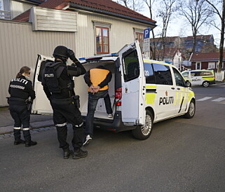 SVERDKAMP: OPS Politiet Oslo (Twitter) - Politi og ambulanse er i Opplandgata etter melding om et slagsmål hvor en mann skulle være kuttet med sverd. Vi har kontroll på den skadde og 2 gjerningsmenn. Den skadde har noen overfladiske sår i magen og i benet, ikke alvorlig skadd. Får ytterligere legebehandling på OKL. Foto: Øistein Norum Monsen/Dagbladet. SVERDKAMP: OPS Politiet Oslo (Twitter) - Politi og ambulanse er i Opplandgata etter melding om et slagsmål hvor en mann skulle være kuttet med sverd. Vi har kontroll på den skadde og 2 gjerningsmenn. Den skadde har noen overfladiske sår i magen og i benet, ikke alvorlig skadd. Får ytterligere legebehandling på OKL. Foto: Øistein Norum Monsen/Dagbladet.