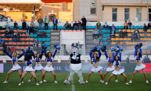 THE SHOW MUST GO ON: Cheerleadere underholder de få tilskuerne som møtte opp til oppgjøret mellom Dynamo Brest og Isloch Minsk 12.april. Foto: NTB Scanpix THE SHOW MUST GO ON: Cheerleadere underholder de få tilskuerne som møtte opp til oppgjøret mellom Dynamo Brest og Isloch Minsk 12.april. Foto: NTB Scanpix