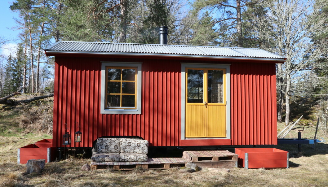 EN LITEN RØDMALT STUGA: Det lille huset i skogen er bygget av 70 prosent gjenbruksmaterialer og innredet med mange loppemarkedfunn. FOTO: Privat EN LITEN RØDMALT STUGA: Det lille huset i skogen er bygget av 70 prosent gjenbruksmaterialer og innredet med mange loppemarkedfunn. FOTO: Privat