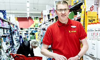 CORONA-BONANZA: Butikksjef Øystein Bjerke opplever økt salg når svenskehandelen har stoppet opp. Foto: Jon T. Pedersen CORONA-BONANZA: Butikksjef Øystein Bjerke opplever økt salg når svenskehandelen har stoppet opp. Foto: Jon T. Pedersen