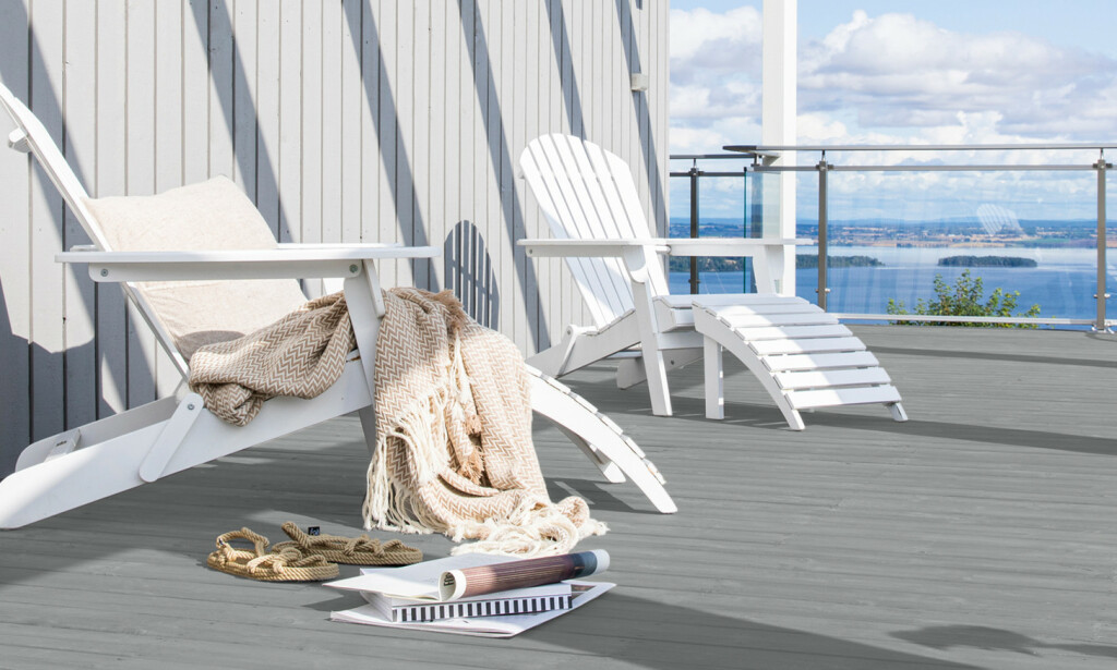 LYS LØSNING: Lysegrå fasader og hvitmalte hagemøbler kan utmerket kombineres med mørke og fargesterke toner i terrassegulvet for å få et spennende uttrykk. På bildet er brukt Butinox Terrassebeis i fargen 1012 Kveldsdis. LYS LØSNING: Lysegrå fasader og hvitmalte hagemøbler kan utmerket kombineres med mørke og fargesterke toner i terrassegulvet for å få et spennende uttrykk. På bildet er brukt Butinox Terrassebeis i fargen 1012 Kveldsdis.