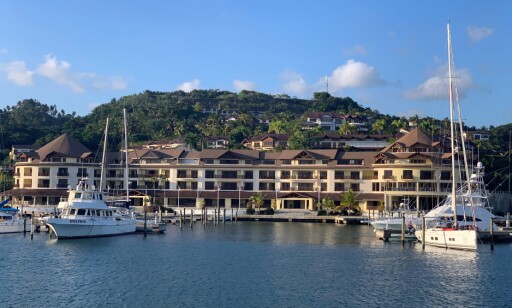 SAMANA BAY: I båthavna The Bannister, like ved byen Samana Bay, blir familien liggende noen uker til, før de blir tvunget til å dra for å unngå orkansesongen. Foto: Privat SAMANA BAY: I båthavna The Bannister, like ved byen Samana Bay, blir familien liggende noen uker til, før de blir tvunget til å dra for å unngå orkansesongen. Foto: Privat