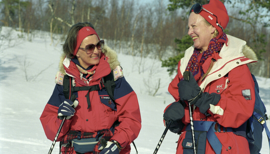 TURGLADE DRONNINGER: Dronning Margrethe og daværende kronprinsesse Sonja fotografert etter en skitur i Nord-Norge i mars 1993. Foto: Erik Veigård/ NTB scanpix TURGLADE DRONNINGER: Dronning Margrethe og daværende kronprinsesse Sonja fotografert etter en skitur i Nord-Norge i mars 1993. Foto: Erik Veigård/ NTB scanpix