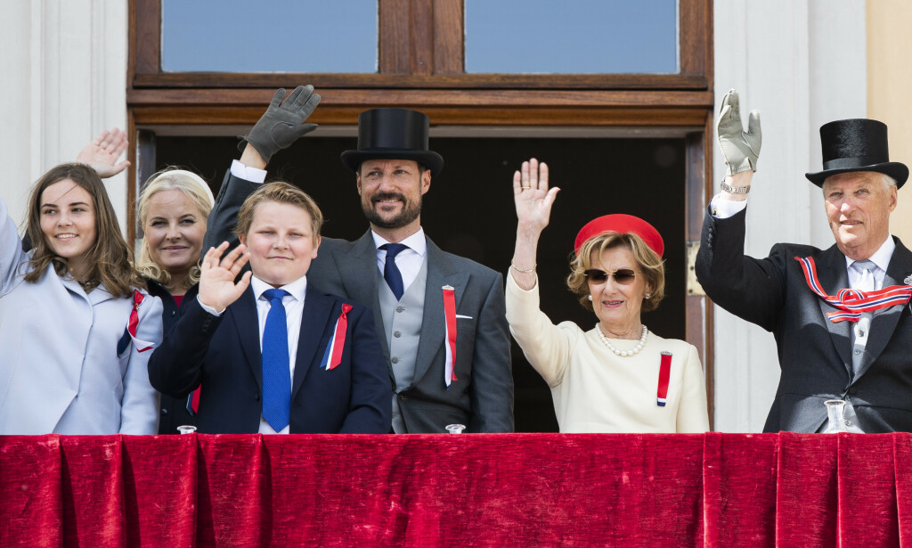 2019: I fjor sto kongeparet, kronprinsparet og deres barn alle på Slottsbalkongen og vinket, slik de kongelige har gjort siden 1906. Foto: NTB Scanpix 2019: I fjor sto kongeparet, kronprinsparet og deres barn alle på Slottsbalkongen og vinket, slik de kongelige har gjort siden 1906. Foto: NTB Scanpix