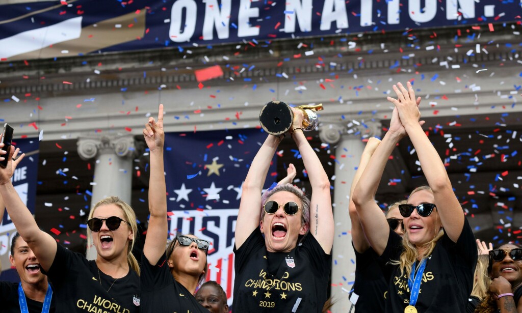 PROFILER: Megan Rapinoe og de amerikanske stjernene som tok VM-gull i fjor, er ikke av de dårligst stilte spillerne i verden. Men tusenvis av kolleger verden over sliter, går det fram av rapport. Foto: NTB Scanpix PROFILER: Megan Rapinoe og de amerikanske stjernene som tok VM-gull i fjor, er ikke av de dårligst stilte spillerne i verden. Men tusenvis av kolleger verden over sliter, går det fram av rapport. Foto: NTB Scanpix