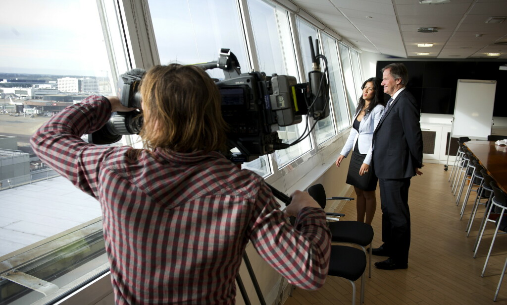 BEUNDRET FLYENE: Etter et intervju med CNN på Gatwick flyplass, poserte Bjørn Kjos og reporteren Ayesha Durgahee for kameramannen, med utsikt til Norwegians fly. Foto: Øistein Norum Monsen / DAGBLADET BEUNDRET FLYENE: Etter et intervju med CNN på Gatwick flyplass, poserte Bjørn Kjos og reporteren Ayesha Durgahee for kameramannen, med utsikt til Norwegians fly. Foto: Øistein Norum Monsen / DAGBLADET
