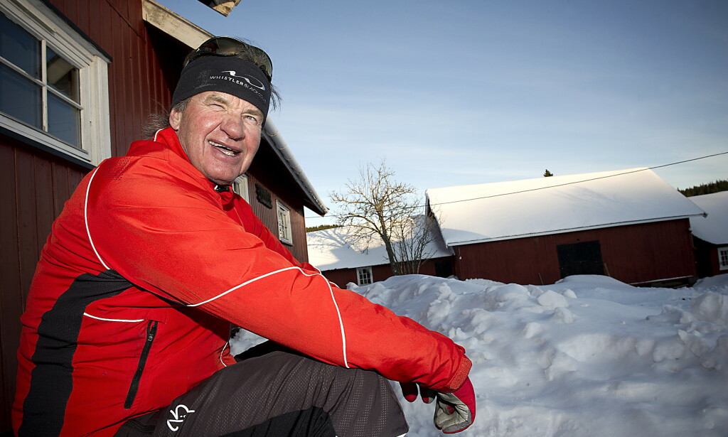 IKKE IDIOT: - Du må jo være idiot hvis du kjøper 222 fly hvis det er billigere å leie, forklarte Bjørn Kjos til Dagbladets reporter på trammen til Heggeliseter i Nordmarka. Foto: Øistein Norum Monsen / DAGBLADET IKKE IDIOT: - Du må jo være idiot hvis du kjøper 222 fly hvis det er billigere å leie, forklarte Bjørn Kjos til Dagbladets reporter på trammen til Heggeliseter i Nordmarka. Foto: Øistein Norum Monsen / DAGBLADET