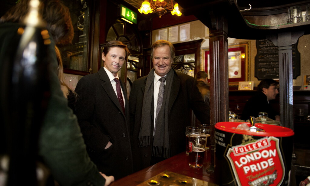 LONDON 2012: Etter en stressende dag med intevjuer med CNN og BBC nyter Bjørn Kjos og daværende finansdirektør Frode Foss en kald øl på en pub i London. Foto: istein Norum Monsen / DAGBLADET LONDON 2012: Etter en stressende dag med intevjuer med CNN og BBC nyter Bjørn Kjos og daværende finansdirektør Frode Foss en kald øl på en pub i London. Foto: istein Norum Monsen / DAGBLADET