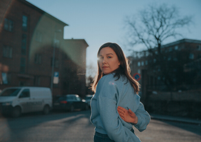 SANG OM SØSKEN: – Lillebroren min er syv år yngre. Aldersforskjellen var stor da vi var små, men det viskes ut nå. Rollene byttes om. Han kan være stor nå, og jeg liten. Selv om jeg alltid vil være storesøsteren hans, sier artist Marthe Wang, som har skrevet låten «Lillebror». FOTO: Jørgen Nordby SANG OM SØSKEN: – Lillebroren min er syv år yngre. Aldersforskjellen var stor da vi var små, men det viskes ut nå. Rollene byttes om. Han kan være stor nå, og jeg liten. Selv om jeg alltid vil være storesøsteren hans, sier artist Marthe Wang, som har skrevet låten «Lillebror». FOTO: Jørgen Nordby