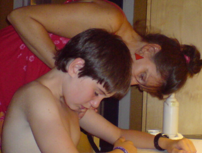 CAMPINGLIV: Kjersti og Hågen på leiren på Risøya. Hågen er 12 år og mamma fjerne en flått. FOTO: Privat CAMPINGLIV: Kjersti og Hågen på leiren på Risøya. Hågen er 12 år og mamma fjerne en flått. FOTO: Privat