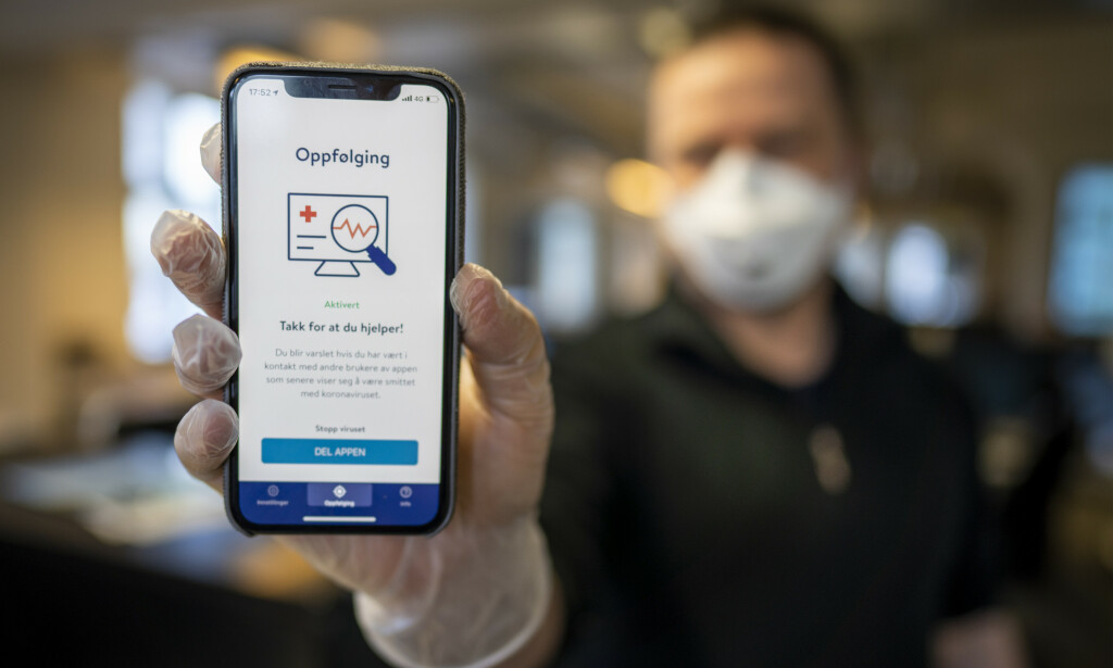 VERKTØY: Folkehelseinstituttets nye app, Smittestopp, skal hjelpe ved smittesporing. Men systemet har flere andre svakheter. Photo: Heiko Junge / NTB scanpix
