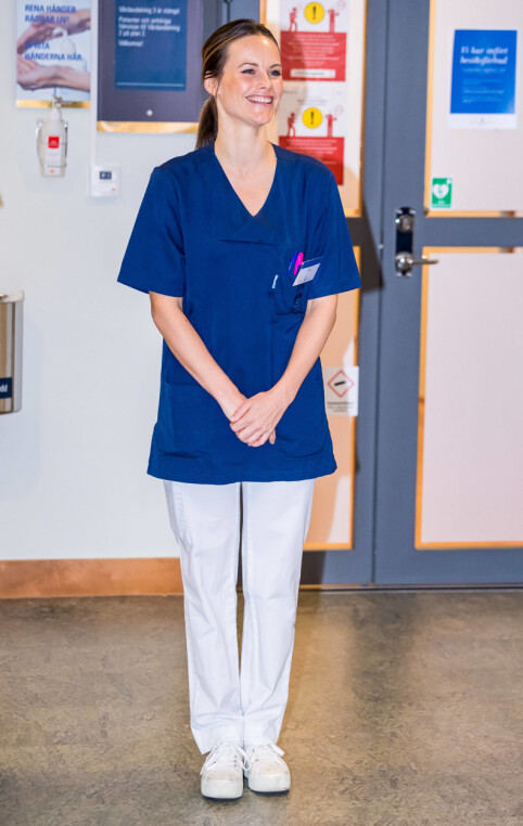 UNIFORM: Prinsessen må, i likhet med alle andre, bære uniform når hun er på jobb på sykehuset. Foto: NTB Scanpix UNIFORM: Prinsessen må, i likhet med alle andre, bære uniform når hun er på jobb på sykehuset. Foto: NTB Scanpix