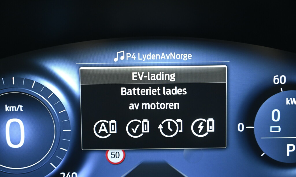 LADBAR: Velgmellom hybrid, fullelektrisk, lagring og lading. Ikke alle funksjoner er tilgjengelig i alle kjøreprogrammer. Foto: Rune M. Nesheim LADBAR: Velgmellom hybrid, fullelektrisk, lagring og lading. Ikke alle funksjoner er tilgjengelig i alle kjøreprogrammer. Foto: Rune M. Nesheim