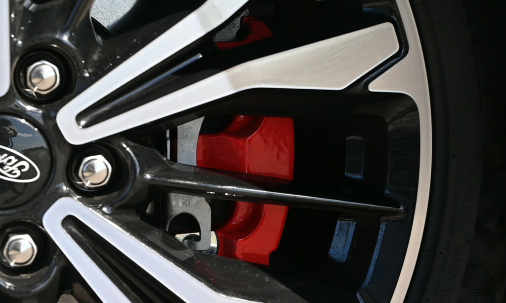 HINT: Mens standard Kuga har 17-tommere som standard, har hybriden 18. Vår bil har 19, noe den kler godt. Rødlakkerte bremsecallipere er noen av kjennetegnene på ST-Line. Foto: Rune M. nesheim HINT: Mens standard Kuga har 17-tommere som standard, har hybriden 18. Vår bil har 19, noe den kler godt. Rødlakkerte bremsecallipere er noen av kjennetegnene på ST-Line. Foto: Rune M. nesheim