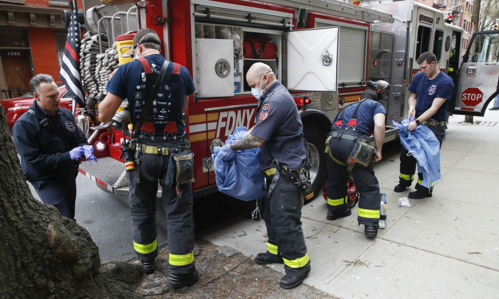 DESINFISERING: Brannmenn tar av seg beskyttelsesutstyret etter en utrykning til sykehjemmet Cobble Hill Health Center. Foto: AP Photo/John Minchillo DESINFISERING: Brannmenn tar av seg beskyttelsesutstyret etter en utrykning til sykehjemmet Cobble Hill Health Center. Foto: AP Photo/John Minchillo
