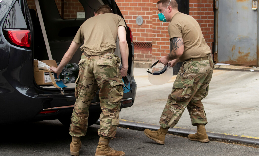 NASJONALGARDEN: Soldater fra den amerikanske nasjonalgarden forbereder seg på å gå inn på sykehjemmet Cobble Hill Health Center i Brooklyn under coronautbruddet. Foto: REUTERS/Lucas Jackson NASJONALGARDEN: Soldater fra den amerikanske nasjonalgarden forbereder seg på å gå inn på sykehjemmet Cobble Hill Health Center i Brooklyn under coronautbruddet. Foto: REUTERS/Lucas Jackson