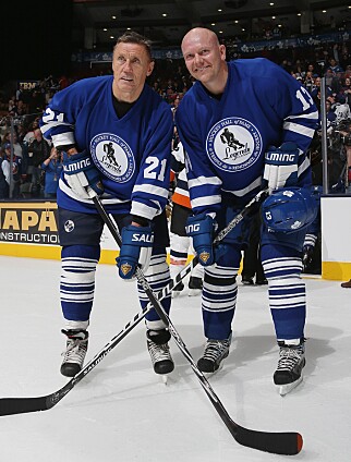 LEGENDER: Börje Salming (t.v.) og Mats Sundin på en legendekamp i Toronto i 2012. Foto: NTB scanpix LEGENDER: Börje Salming (t.v.) og Mats Sundin på en legendekamp i Toronto i 2012. Foto: NTB scanpix