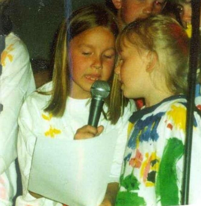 SOMMERMINNER: Marthe og søsteren Thea synger på leiren på Risøya. FOTO: Privat SOMMERMINNER: Marthe og søsteren Thea synger på leiren på Risøya. FOTO: Privat
