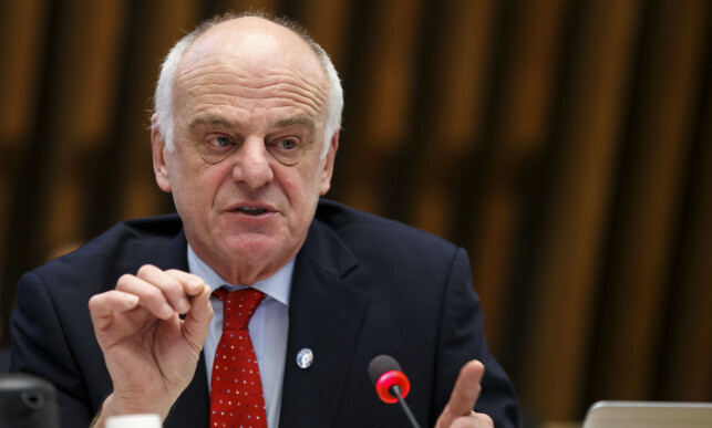 ADVARER: David Nabarro er professor i Global Helse. Han mener vi må belage oss på å leve med coronaviruset i overskuelig framtid. Her er han avbildet i WHOs hovedkontor i Genève i 2015. Foto: AP/NTB Scanpix ADVARER: David Nabarro er professor i Global Helse. Han mener vi må belage oss på å leve med coronaviruset i overskuelig framtid. Her er han avbildet i WHOs hovedkontor i Genève i 2015. Foto: AP/NTB Scanpix