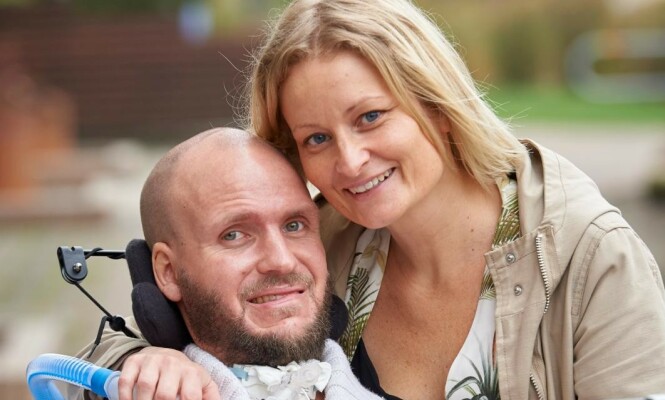 Marie er både kjæreste og assistent for Charlie. Hun har vurdert å slutte som hans ansatt, men ønsker å være så mye sammen med ham som mulig. Foto: Stefan Lindblom Marie er både kjæreste og assistent for Charlie. Hun har vurdert å slutte som hans ansatt, men ønsker å være så mye sammen med ham som mulig. Foto: Stefan Lindblom
