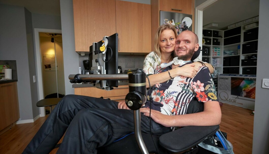 De første årene av sykdomsforløpet klarte Charlie seg med én assistent. Nå har han fjorten. Marie og Charlie er aldri helt alene. Foto: Stefan Lindblom De første årene av sykdomsforløpet klarte Charlie seg med én assistent. Nå har han fjorten. Marie og Charlie er aldri helt alene. Foto: Stefan Lindblom