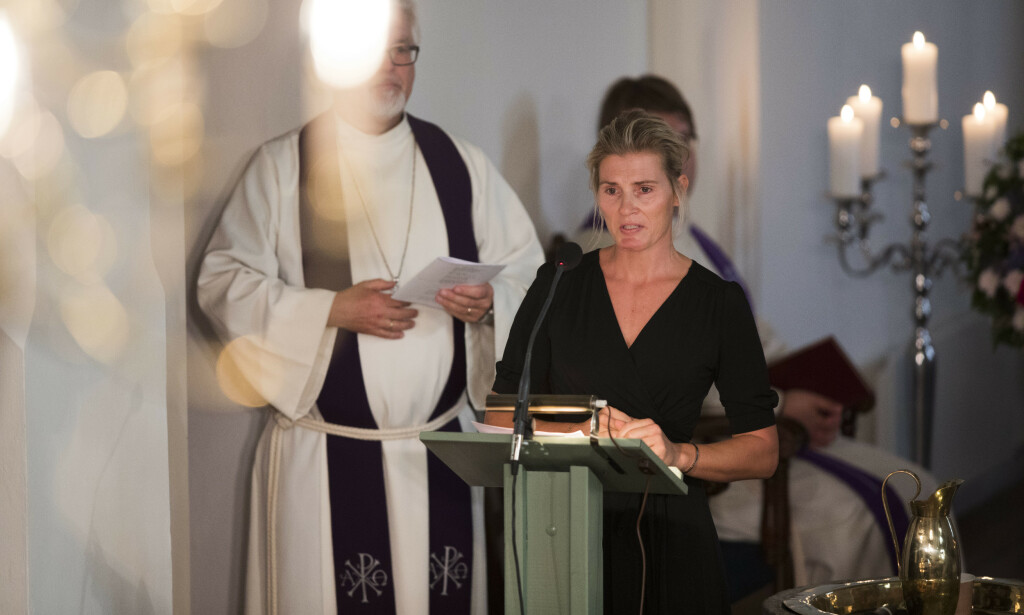 TALE: Ikke et øye var tørt da Stenshorne takket kjæresten for de fine stundene sammen under bisettelsen fra Eidsberg kirke. Foto: NTB Scanpix TALE: Ikke et øye var tørt da Stenshorne takket kjæresten for de fine stundene sammen under bisettelsen fra Eidsberg kirke. Foto: NTB Scanpix