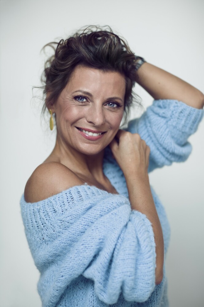 – Tidlig i livet bestemte jeg meg for å være en som graver meg oppover, ikke nedover, sier Lise. Strikkegenser fra Kupong Knitwear og øredobber fra Syster P. FOTO: Astrid Waller – Tidlig i livet bestemte jeg meg for å være en som graver meg oppover, ikke nedover, sier Lise. Strikkegenser fra Kupong Knitwear og øredobber fra Syster P. FOTO: Astrid Waller