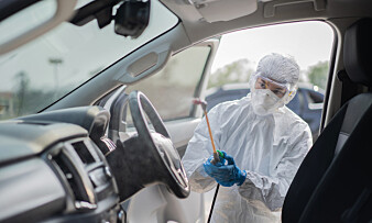 En virolog rengjør bilen. Foto: Shutterstock / NTB scanpix En virolog rengjør bilen. Foto: Shutterstock / NTB scanpix