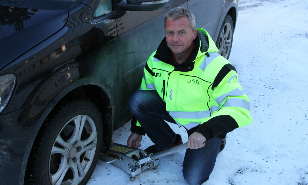 IKKE FORD HARDT: – For løst eller for hardt er like galt. I begge tilfeller kan resultatet bli at hjulet løsner, sier Petter Schøyen, leder for SOS Veihjelp og NAF Veihjelp i Oslo-området. Foto: Rune Korsvoll IKKE FORD HARDT: – For løst eller for hardt er like galt. I begge tilfeller kan resultatet bli at hjulet løsner, sier Petter Schøyen, leder for SOS Veihjelp og NAF Veihjelp i Oslo-området. Foto: Rune Korsvoll