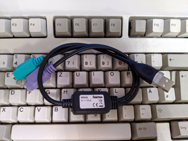 En ekte PS/2 til USB omformer og et Model M -tastatur fra 1993. 📸: Teodor Ande Elstad En ekte PS/2 til USB omformer og et Model M -tastatur fra 1993. 📸: Teodor Ande Elstad