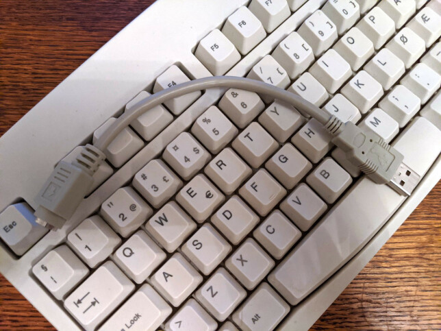 En passiv adapter og et “USB Ready”-tastatur fra starten av 2000-tallet. 📸: Teodor Ande Elstad En passiv adapter og et “USB Ready”-tastatur fra starten av 2000-tallet. 📸: Teodor Ande Elstad