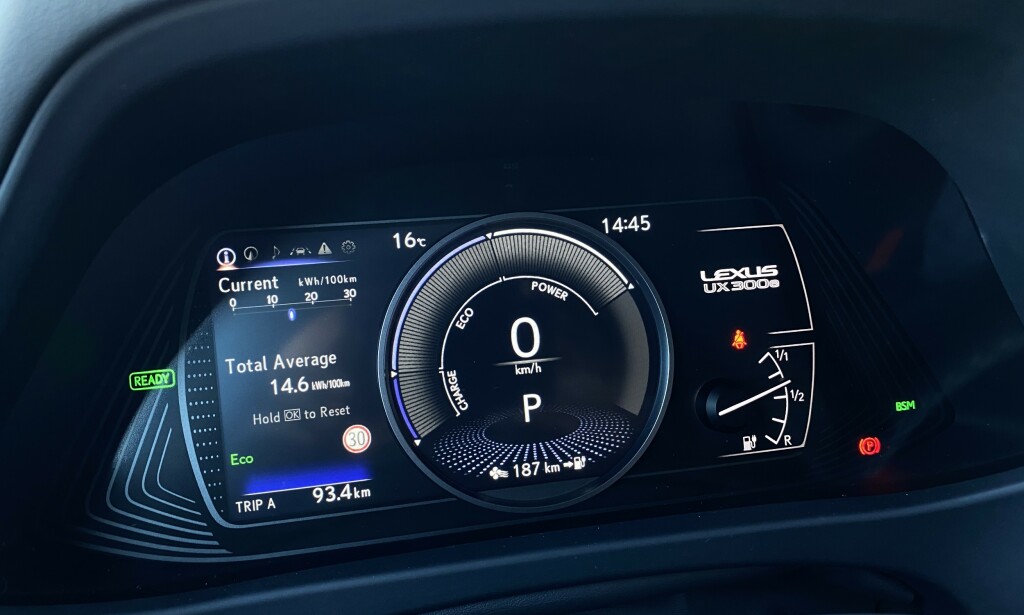 DIGITALT ELLER ANALOGT: Litt av hvert, tenker Lexus. Foto: Fred Magne Skillebæk DIGITALT ELLER ANALOGT: Litt av hvert, tenker Lexus. Foto: Fred Magne Skillebæk