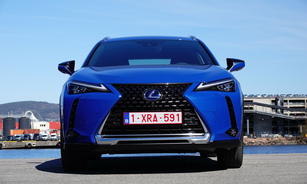 VELKJENT: Du kjenner igjen en Lexus når du ser den i speilet. Foto: Fred Magne Skillebæk VELKJENT: Du kjenner igjen en Lexus når du ser den i speilet. Foto: Fred Magne Skillebæk