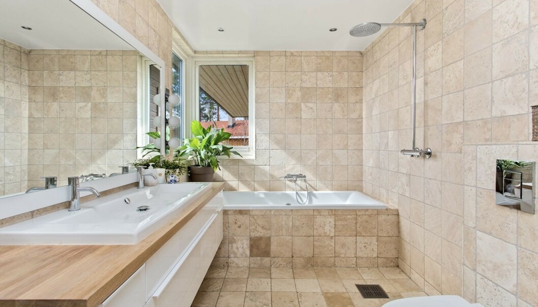 <strong>BAD:</strong> Dette badet hører til soverommet ovenfor, og er et av flere i huset. Foto: Steffen Rikenberg/ Inviso <strong>BAD:</strong> Dette badet hører til soverommet ovenfor, og er et av flere i huset. Foto: Steffen Rikenberg/ Inviso
