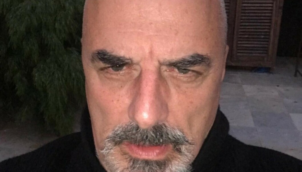SKALLET: Chris Noth, som spiller Mr. Big i serien «Sex og singelliv», har nå slengt seg på corona-trenden og barbert av seg håret. Foto: Skjermdump Instagram SKALLET: Chris Noth, som spiller Mr. Big i serien «Sex og singelliv», har nå slengt seg på corona-trenden og barbert av seg håret. Foto: Skjermdump Instagram