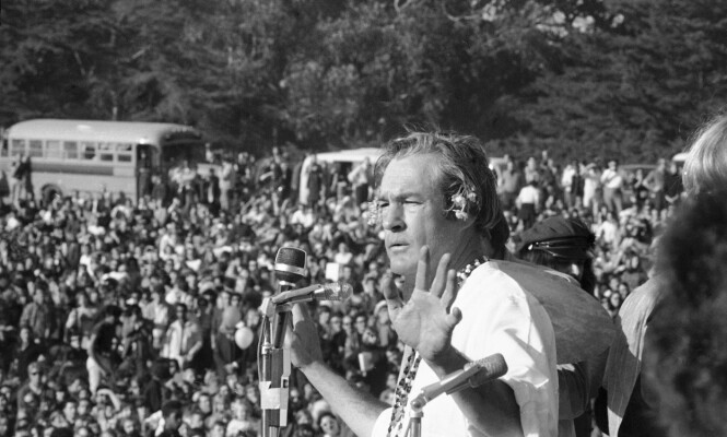 LSD TIL FOLKET: Winonas gudfar Timothy Leary taler for en forsamling hippier i Golden Gate Park, San Francisco. Det var her psykologen ytret de kjente ordene «Turn on, Tune in and Drop out» og samlingen markerte opptakten på «Summer of Love». FOTO: NTB Scanpix LSD TIL FOLKET: Winonas gudfar Timothy Leary taler for en forsamling hippier i Golden Gate Park, San Francisco. Det var her psykologen ytret de kjente ordene «Turn on, Tune in and Drop out» og samlingen markerte opptakten på «Summer of Love». FOTO: NTB Scanpix