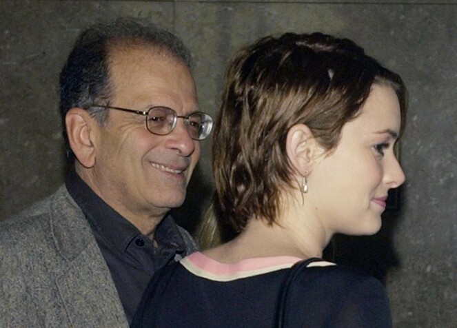 TRØST AV PAPPA: Winona fikk hjelp og støtte av foreldrene da hun møtte i retten tiltalt for butikktyveri i 2002. Her er hun på inn sammen med faren Michael Horowitz. FOTO: NTB Scanpix TRØST AV PAPPA: Winona fikk hjelp og støtte av foreldrene da hun møtte i retten tiltalt for butikktyveri i 2002. Her er hun på inn sammen med faren Michael Horowitz. FOTO: NTB Scanpix