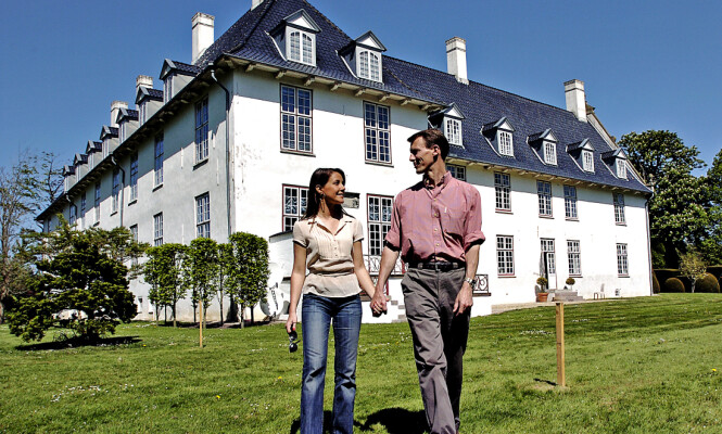 <strong>TILBAKE:</strong> Prinsesse Marie og prins Joachim på solgte Schackenborg Slott i 2014. Her er ekteparet avbildet ved sitt tidligere hjem - dit de nå returnerer - samme år. Foto: NTB Scanpix <strong>TILBAKE:</strong> Prinsesse Marie og prins Joachim på solgte Schackenborg Slott i 2014. Her er ekteparet avbildet ved sitt tidligere hjem - dit de nå returnerer - samme år. Foto: NTB Scanpix