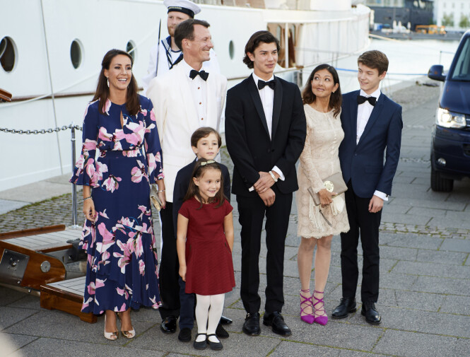 <strong>FAMILIE:</strong> Prins Joachim, kona og deres to barn flytter nå tilbake sitt tidligere hjem. Her er prinsen omringet av hele familien sin, inkludert ekskona Alexandra og deres to felles barn, prins Nikolai og prins Felix. Foto: NTB Scanpix <strong>FAMILIE:</strong> Prins Joachim, kona og deres to barn flytter nå tilbake sitt tidligere hjem. Her er prinsen omringet av hele familien sin, inkludert ekskona Alexandra og deres to felles barn, prins Nikolai og prins Felix. Foto: NTB Scanpix
