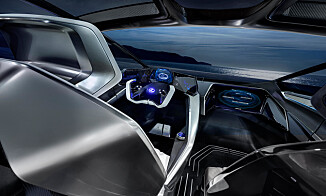 EGEN SKJERM: Passasjeren foran i bilen får en egen skjerm å leke seg med. Foto: Lexus. EGEN SKJERM: Passasjeren foran i bilen får en egen skjerm å leke seg med. Foto: Lexus.