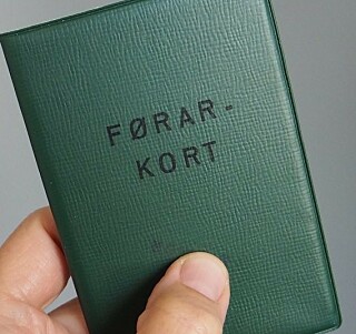 GRØNT FØRERKORT: Om lag 5000 nordmenn sitter fortsatt med den grønne boka, som ikke lenger gyldig som legitimasjon eller sertifikat. Foto: Statens vegvesen GRØNT FØRERKORT: Om lag 5000 nordmenn sitter fortsatt med den grønne boka, som ikke lenger gyldig som legitimasjon eller sertifikat. Foto: Statens vegvesen