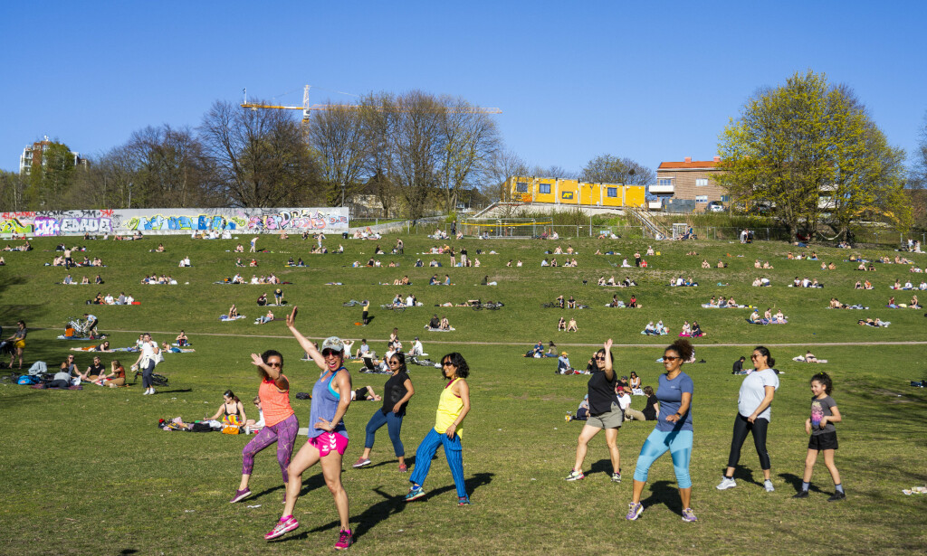 MYE FOLK: Folk hygget seg i Tøyenparken i finværet onsdag kveld.
Foto: Håkon Mosvold Larsen / NTB scanpix MYE FOLK: Folk hygget seg i Tøyenparken i finværet onsdag kveld.
Foto: Håkon Mosvold Larsen / NTB scanpix