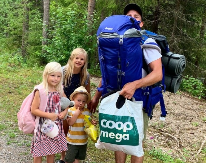 BRA Å KOMME SEG UT: Ole Morten, som er pappa til Thelma, Ellie og Frans, har totalt 20 måneders erfaring fra å være i pappaperm. I tillegg til å bruke tiden på å bli godt kjent med barnet, mener han det er viktig å komme seg ut fra hjemmets fire vegger. FOTO: Privat BRA Å KOMME SEG UT: Ole Morten, som er pappa til Thelma, Ellie og Frans, har totalt 20 måneders erfaring fra å være i pappaperm. I tillegg til å bruke tiden på å bli godt kjent med barnet, mener han det er viktig å komme seg ut fra hjemmets fire vegger. FOTO: Privat