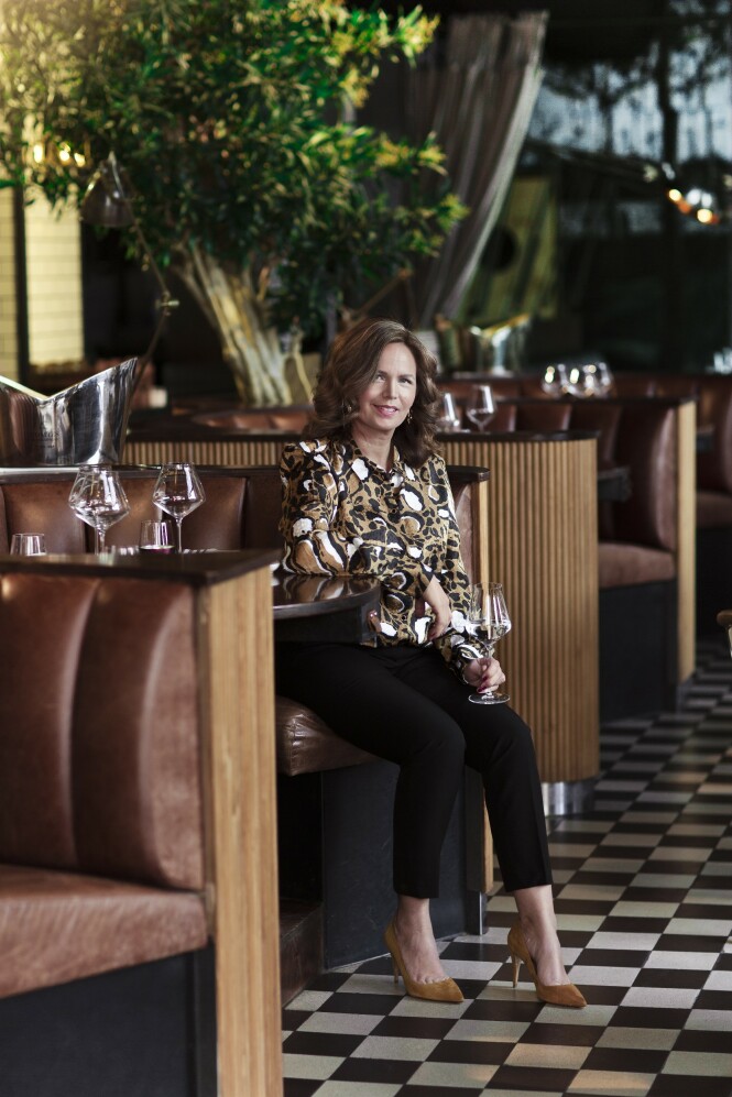 Bluse (kr 1300, Gestuz), bukse (kr 400, Kappahl) og pumps (kr 2000, Pura Lopez). Tips! Ta igjen fargen fra plaggene på sko eller veske for et gjennomført antrekk. FOTO: Astrid Waller Bluse (kr 1300, Gestuz), bukse (kr 400, Kappahl) og pumps (kr 2000, Pura Lopez). Tips! Ta igjen fargen fra plaggene på sko eller veske for et gjennomført antrekk. FOTO: Astrid Waller